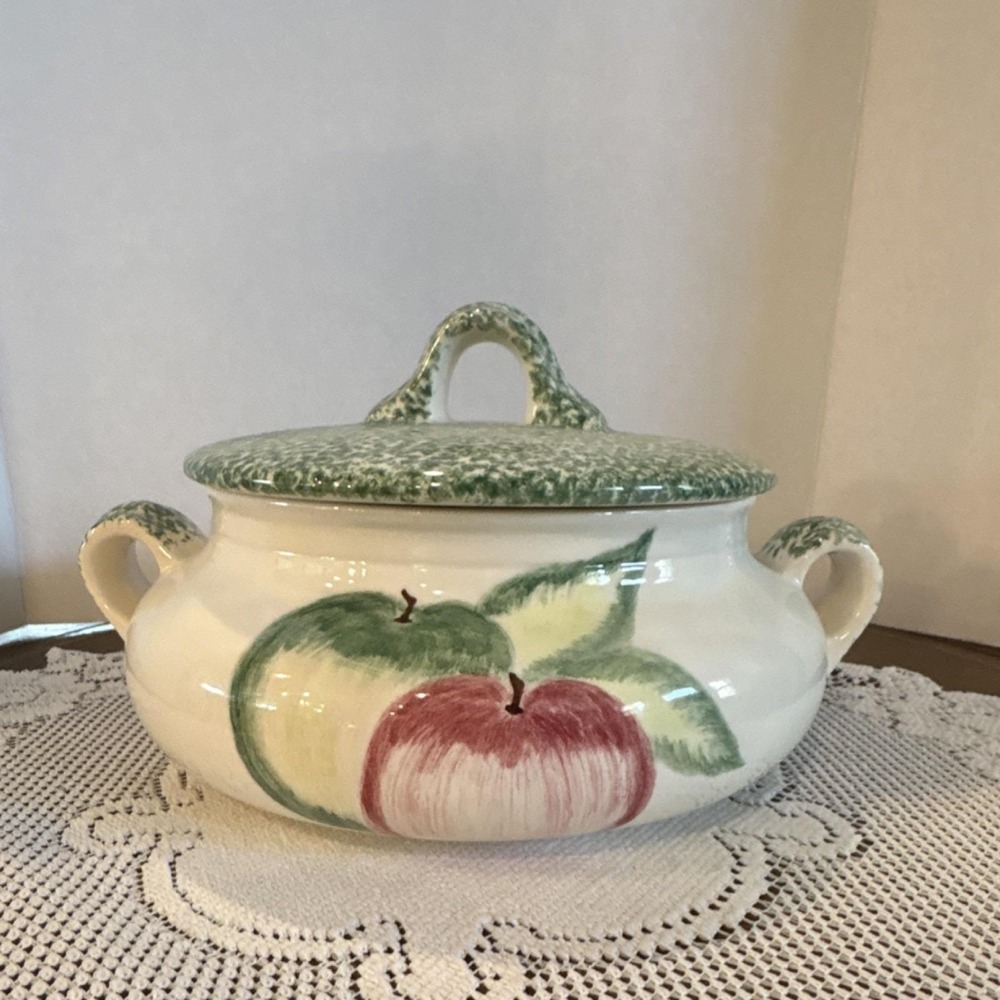 vintage countrycore ceramic casserole dish green mottled lid and apple pattern.